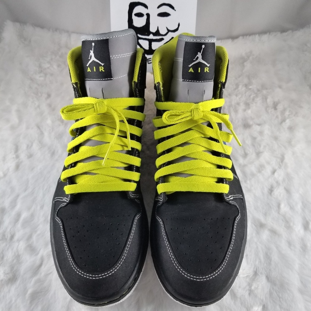 Air Jordan Retro 1 - Black Cyber - Picture 2 of 8